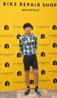 [포토]반바지 차림의 '로이킴', 상큼하네~(바이크 리페어)