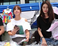 [포토]자선바자회 일일판매사원으로 나선 '홍경민-가희'