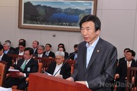 [포토]외교통일위 출석한 윤병세 장관