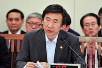 [포토]의원 질문에 답변하고 있는 윤병세 외교장관