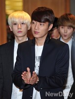 [포토]박수치며 입장하는 비스트 '두준'