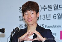 [포토]김민지 아나 향해 날리는, 박지성의 수줍은 하트~!