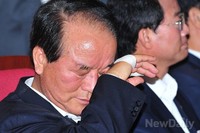 [포토]NLL 연평해전. '영상관람 후 눈물 흘리는 정갑윤 의원'