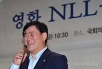 [포토]최경환 원내대표, 'NLL 연평해전 특별상영회서 축사'