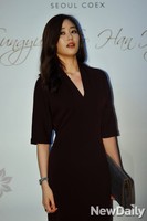 [포토]심플한 디자인의 감색 원피스에 돋보이는 김효진의 미모
