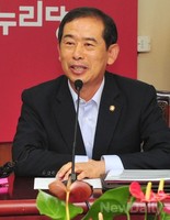 [포토]재해대책위원장에 임명된 새누리당 안효대 의원