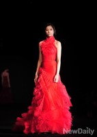 [포토]베라왕 2013 가을 컬렉션, 컬러감 있는 색다른 웨딩드레스