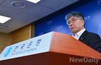[포토] 기준금리 동결 설명하는 김중수총재