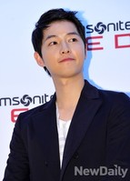 [포토]어디를 보는지? 뿌듯한 송중기의 표정(쌤소나이트레드)