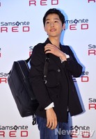 [포토]새 가방이 뿌듯한(?) 송중기(쌤소나이트레드)