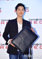 [포토]제가 모델인 가방이에요~ 여심 녹이는 송중기의 미소(쌤소나이트레드)