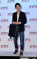 [포토]이렇게 들면 되나요? 포즈를 고민하는 송중기(쌤소나이트레드)