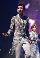 [포토]비칠듯한 하얀바지 입고 컴백한 '제국의아이들'