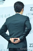 [포토]동준에게 '뒤태'보여달라고 하자..(제국의아이들)