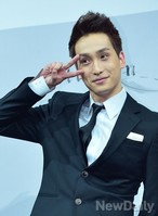 [포토]랩하는 태헌의 깜찍한 'V'(제국의아이들)