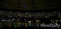 [포토]볓빛을 보는 듯 반짝이는 팬들의 열기(인피니트월드투어콘서트)