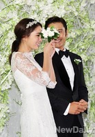 [포토] 좀 많이 쑥스러운 새 신랑, 새 신부 (이병헌-이민정 결혼식)