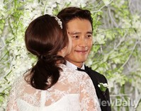 [포토]볼에 키스 받는 이병헌의 행복한 표정