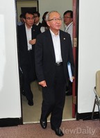 [포토]증세관련 논의하기 위해 들어오는 '현오석' 부총리