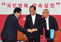 [포토]최경환 원내대표와 악수 나누는 '현오석' 경제부총리