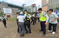 [포토]어버이연합, 민주당 천막당사 앞 기자회견