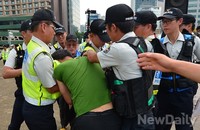 [포토]어버이연합 시청 앞 기자회견 중 실랑이