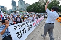 [포토]민주당 천막당사 찾은 '어버이연합'