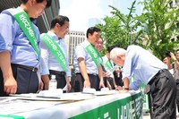 [포토]민주당 서명운동 현장에서 직접 서명하는 '김한길' 대표
