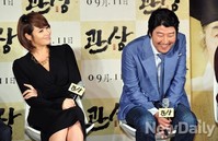 [포토]김혜수의 칭찬에 쑥스러운듯 웃는 송강호(관상제작보고회)