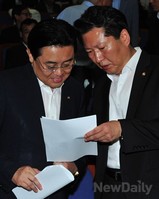 [포토]대화 나누는 '정청래' 의원과 '전병헌' 원내대표