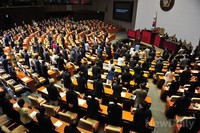[포토]국회 '전자시스템 공사'로 '기립투표' 진풍경 연출