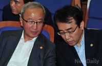 [포토]대화 나누는 '현오석' 부총리와 '이석준' 기획재정부 제2차관