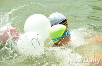 [포토]한강수영 도전! 힘차게 앞으로 나가는 어린이(어린이 한강헤엄쳐건너기)