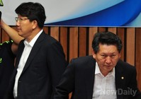 [포토]증인 출석 문제를 논의하고 다시 들어오는 여야간사