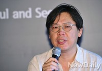 [포토]형과 닮은 듯 안 닮은 인상의 박찬경 감독