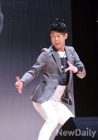 [포토]20세기 미소년, 연예인? 엽사찍나요~ 표정이 참 친근한 천명훈