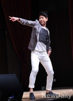 [포토]20세기 미소년 천명훈, 웃음을 몰고오는 자신감 넘치는 동작