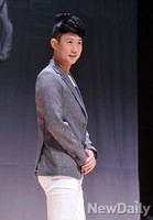 [포토]20세기 미소년 천명훈, 멋있는 척(?) 해보지만 이미 늦은 듯~