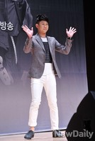 [포토]20세기 미소년 천명훈, 양 손 흔들며 인사