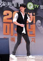 [포토]20세기 미소년 토니안, 적당히 체통 지키며 웃음주는 토사장님