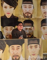 [포토]출연배우 얼굴에 둘러싸인 한재림감독