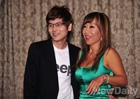 [포토]'중요한 사람을 잊을뻔했네~'조수미, 조지휘자 아드리엘 김과 함께 환한 미소