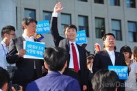 [포토]지지자들에게 손흔드는 내란음모-선동 혐의 이석기