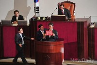 [포토]김선동 의원님, '여기서 이러시면 안됩니다~!'