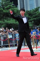 [포토]서울드라마어워즈 레드카펫, 팬들에게 손짓하는 이준기