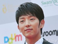 [포토]서울드라마어워즈, 팬들향해 손흔드는 이준기