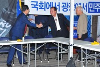 [포토]민주당 천막당사 지키는 '오제세' 의원과 인사 나누는 새누리당 '정갑윤' 의원