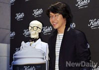 [포토]키엘의 날 자선파티 참석한 엄기준, 키엘 상징 해골과 함께