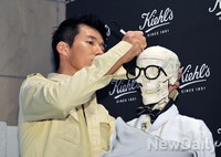 [포토]키엘의 날 자선파티 참석 한  션, 신중하게 마스코트 해골 머리에 사인중