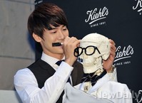 [포토]키엘의 날  자선파티 참석 한 유연석, 해골뚜껑위에 사인하는 중~